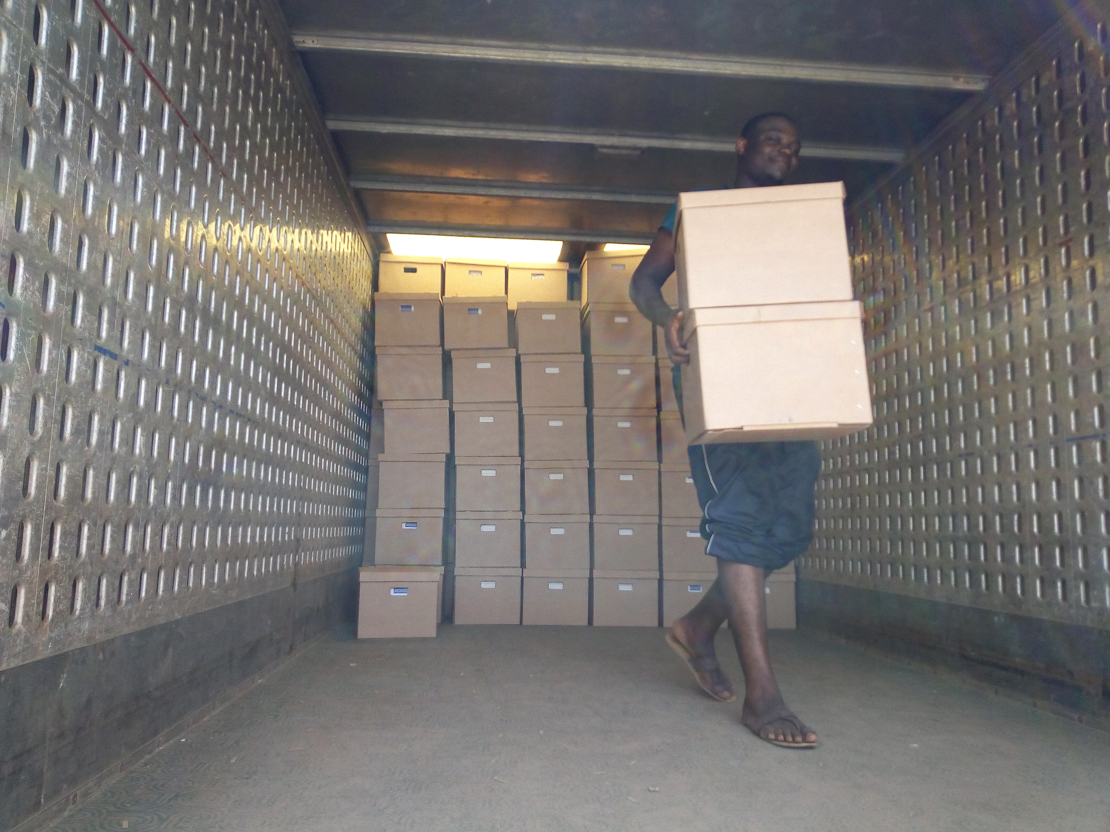 Chargement de boîtes lors d’un déménagement d’archives