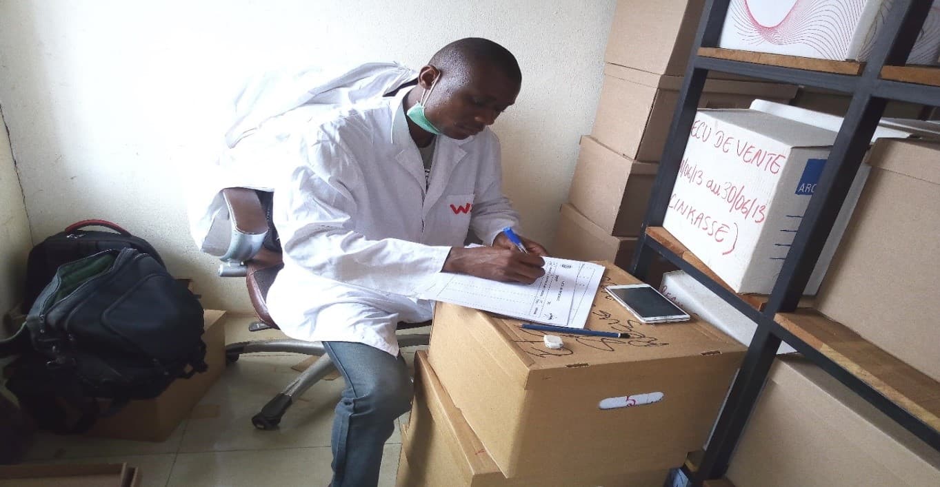 Collaborateur W2CT enregistrant des documents d’archives