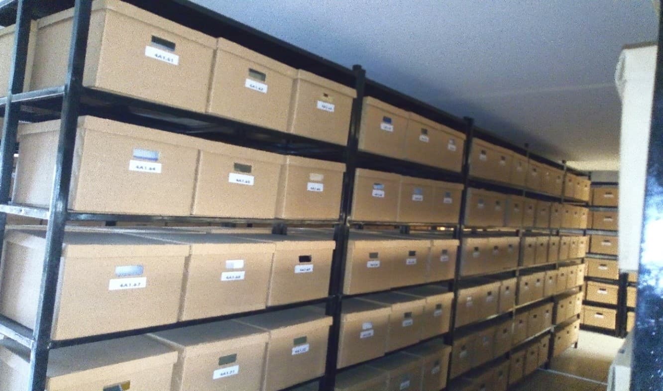 Boîtes d’archives classées sur des rayonnages
